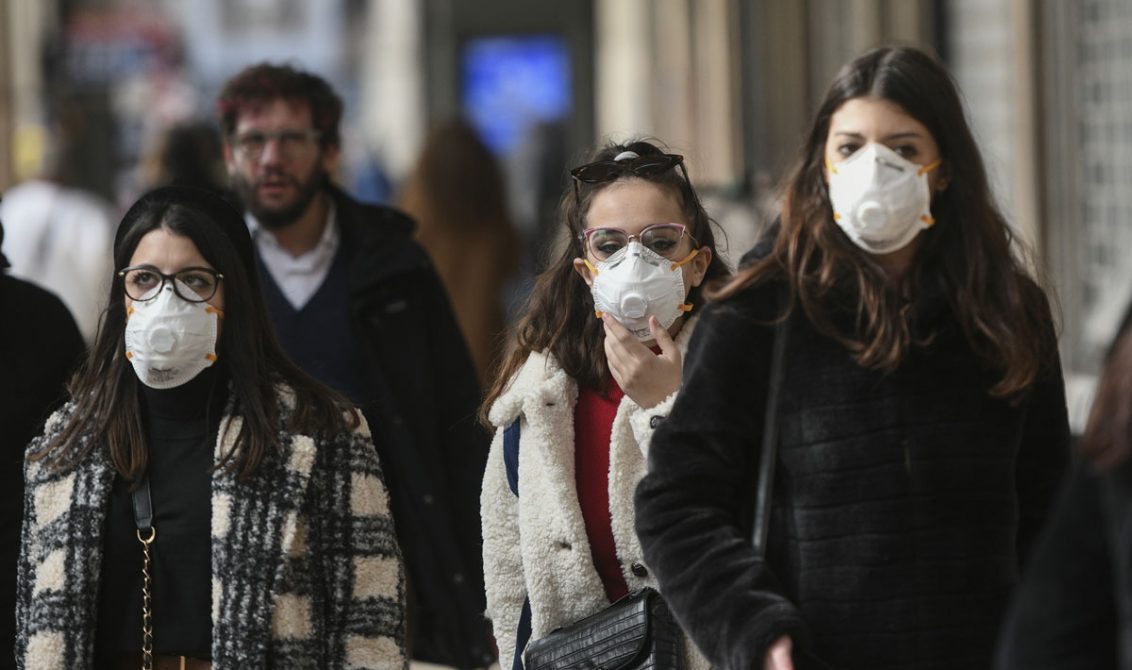 korona virüsten korunan maskeli insanlar