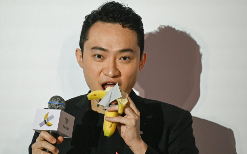 Tron kurucusu Justin Sun, milyon dolara satın aldığı "duvara bantlanmış buz" eserini yiyor.