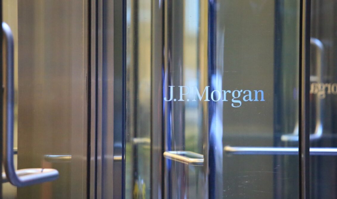 JPMorgan logolu cam kapı