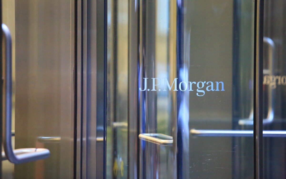 JPMorgan logolu cam kapı