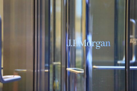 JPMorgan logolu cam kapı